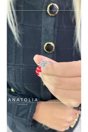 Pırlanta Baget Taşlı Yüzük