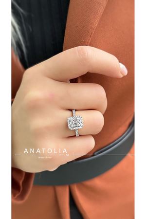 0.60 KARAT PIRLANTA BAGET TAŞLI YÜZÜK