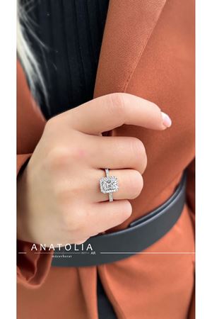 0.60 KARAT PIRLANTA BAGET TAŞLI YÜZÜK