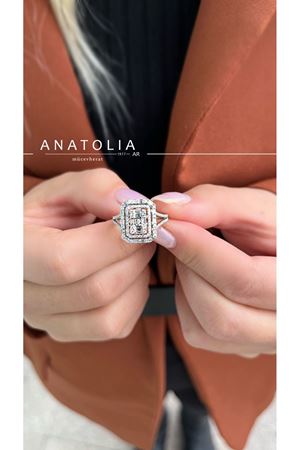 0.74 KARAT PIRLANTA BAGET TAŞLI YÜZÜK