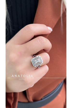 0.74 KARAT PIRLANTA BAGET TAŞLI YÜZÜK