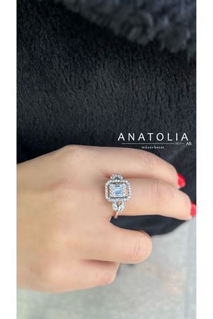 0.61 KARAT PIRLANTA BAGET YÜZÜK